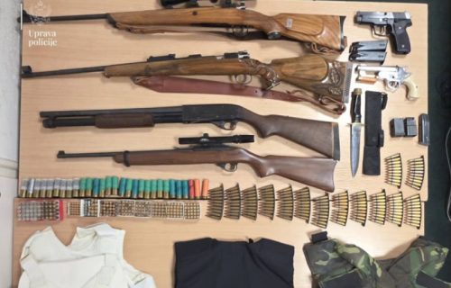 Pronađen arsenal u kući Aca Đukanovića: Na fotografijama puške, panciri, brdo municije, optički nišani