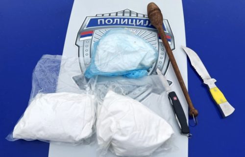 Zaplenjena skoro 3 kilograma amfetamina: Uhapšena dvojica na Novom Beogradu, pronađeni i noževi i palica