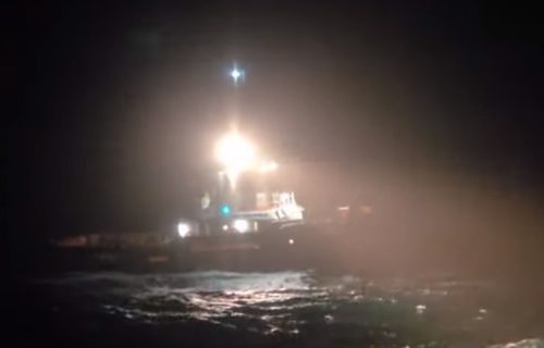 Drama u Dalmaciji: More nadire i ulazi u kuće, trajekti u prekidu, morali da spasavaju crnogorski brod