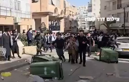 Haos u Izraelu: Ultraortodoksni Jevreji napali žene vojnike i zapalili policijski auto (VIDEO)