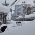 Nerealne scene iz Japana: Nanosi snega do 4,5 metra, stradalo više desetina ljudi (VIDEO)