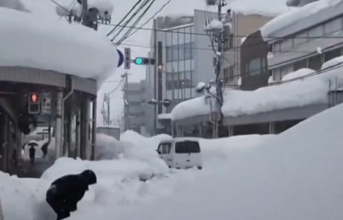 Nerealne scene iz Japana: Nanosi snega do 4,5 metra, stradalo više desetina ljudi (VIDEO)