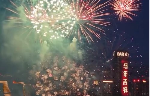 Spektakl za Kinesku novu godinu: Kula Beograd zasijala u simbolici vatrenog konja, okolo vatromet (VIDEO)