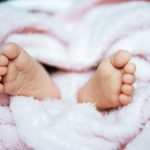 Mali trik za brže uspavljivanje bebe: Topla kupka za stopala (VIDEO)