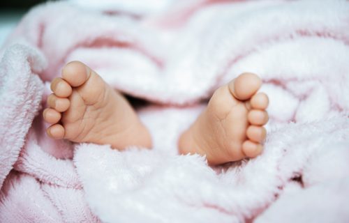 Mali trik za brže uspavljivanje bebe: Topla kupka za stopala (VIDEO)