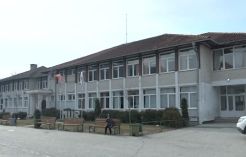 Prva škola u Novom Pazaru uvela uniforme, usledile reakcije đaka: "Izgledamo kao rođena braća i sestre”