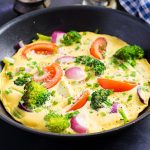 Detoks ručak: Puno zdravog povrća sa jajima (RECEPT+VIDEO)