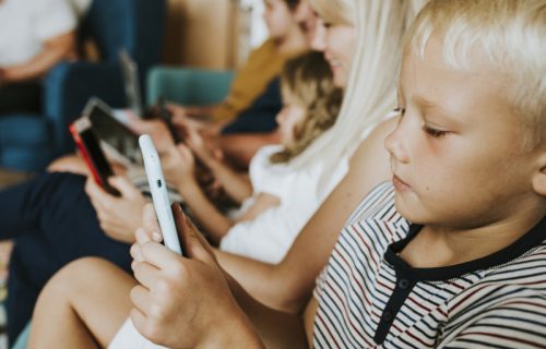Sve je više dece sa prekomernom težinom: Sve je manja fizička aktivnost, a sve veća zavisnost od interneta i ekrana