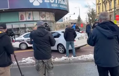 Drama u Sarajevu: Auto se zaleteo na demonstrante, umalo došlo do tragedije (VIDEO)