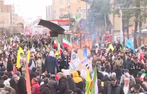 Iran slavi godišnjicu Islamske revolucije: Masa naroda na skupu u Teheranu, predstavljene razne rakete
