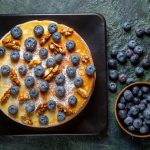 Visokoproteinski savršen doručak: Uz šolju sira,puno zdravih borovnica (RECEPT+VIDEO)