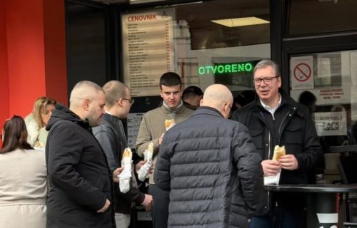Vučić objavio fotografiju iz Novog Sada: "Jutarnji sendvič sa Milošem i njegovim sinovima"