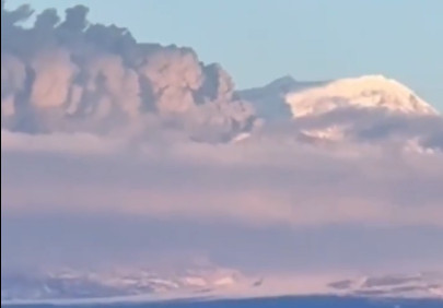Spektakularna erupcija vulkana na Kamčatki: Stub pepela visok preko 11 km, nestvarna slika iz svemira