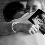 Šta beba zaista čuje u maminom stomaku: Nauka proverava popularne tvrdnje o zvucima u trudnoći
