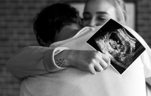 Šta beba zaista čuje u maminom stomaku: Nauka proverava popularne tvrdnje o zvucima u trudnoći