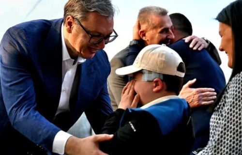 Vučić objavio slike sa Andrijom koji boluje od retke bolesti:"Država preuzela obaveze o njegovom lečenju"