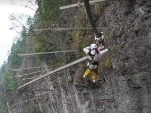 Samo za najhrabrije: Ziplajn iznad ponora od kog zastaje dah postao viralna atrakcija (VIDEO)