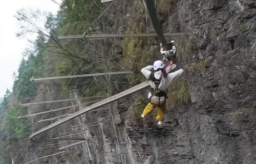 Samo za najhrabrije: Ziplajn iznad ponora od kog zastaje dah postao viralna atrakcija (VIDEO)