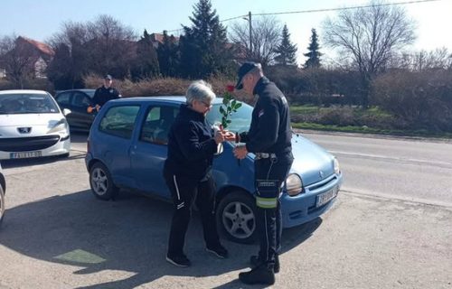 "Mali znak pažnje": Policajci za 8. mart obradovali dame na ulicama