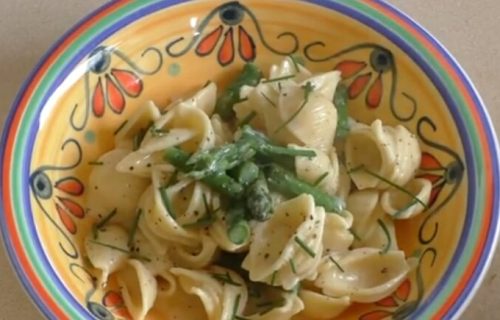 Pasta sa šparglama: Prolećni ručak, lagan i kremast (RECEPT+VIDEO)