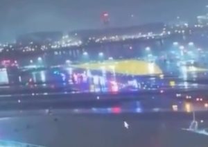 Pogledajte snimak nesreće u Njujorku: Avion se raspao na pola, svi pričaju o vapaju kontrolora