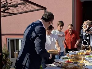 “Srećan sam što sam posetio vrednu, radnu i poštenu porodicu Raković”: Vučić o poseti Sevojnu (VIDEO)
