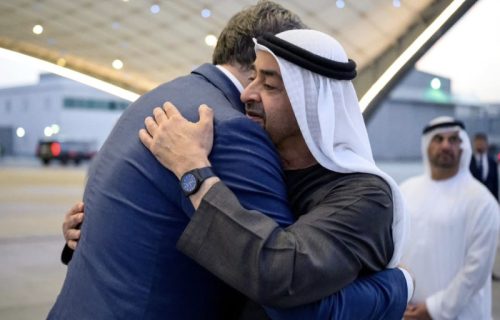 Predsednik Vučić u iznenadnoj poseti Emiratima, sastao se sa Bin Zajedom (FOTO)