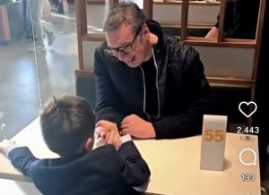 “Vukan se danas doterao i rešio da izvede tatu”: Vučić prvi put objavio snimak najmlađeg sina na (VIDEO)