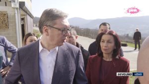 (UŽIVO) Predsednik Vučić u poseti Sevojnu: Dočekuju ga građani