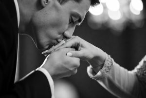 Poljubac u ruku proglašen seksualnim napadom: Evropska zemlja uvela rigorozne mere