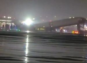 Bizarna nesreća na aerodromu u Njujorku: Avion se sudario sa vozilom, pojavili se jezivi snimci