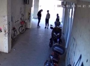 Jeziv snimak sačekuše u Čačku: Tinejdžera motkama prebila šestorica napadača