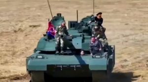 Ćerka (13) Kim Džong Una provozala tenk: Otac ponosno sedeo iznad gusenica (VIDEO)