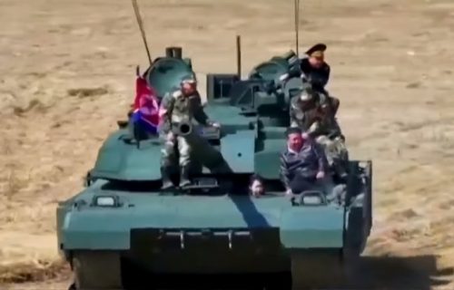 Ćerka (13) Kim Džong Una provozala tenk: Otac ponosno sedeo iznad gusenica (VIDEO)
