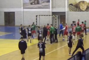 Ludnica na meču u Crnoj Gori: Nokautirao jednog igrača, drugog udario pesnicom, pa krenuo na predsednika