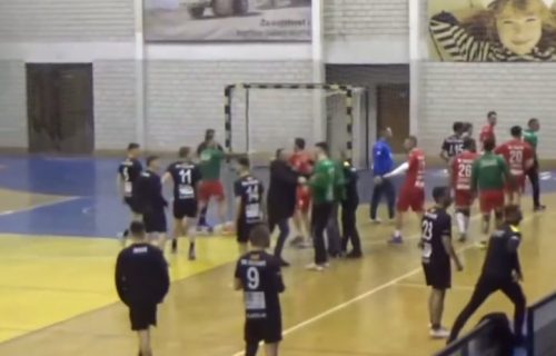 Ludnica na meču u Crnoj Gori: Nokautirao jednog igrača, drugog udario pesnicom, pa krenuo na predsednika
