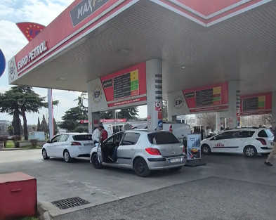 Krenule nestašice goriva u Crnoj Gori: Velike gužve na pumpana, raspoređena i policija