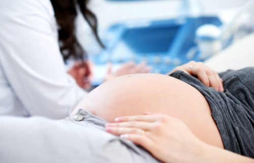 Šta je “hodajući epidural”: Metoda za porođaj bez bola, uz mnogo više kretanja