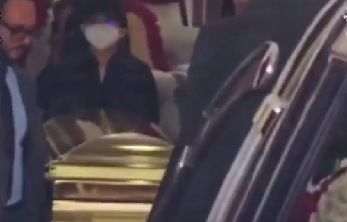 Zlatni kovčeg i crni kišobrani: Neverovatne scene sa sahrane narkobosa El Menča (VIDEO)