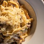 Kremasta pasta sa pečurkama, parmezanom i dodirom elegancije: Tajna je u belom vinu (RECEPT)