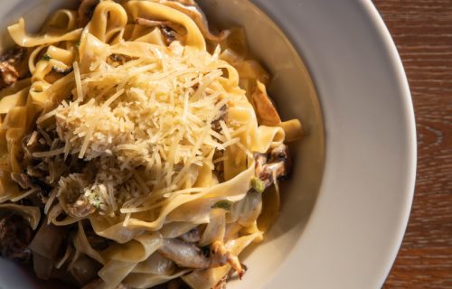 Kremasta pasta sa pečurkama, parmezanom i dodirom elegancije: Tajna je u belom vinu (RECEPT)