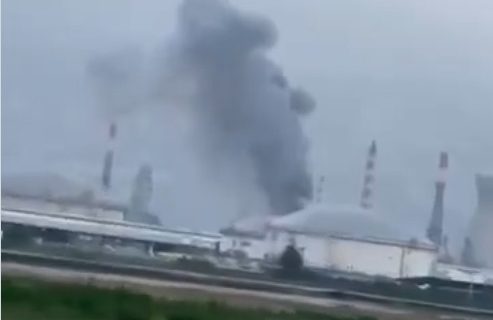 Pogođena rafinerija nafte u Izraelu: Izbio požar nakon raketnog napada