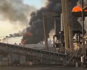 Ogromna eksplozija u američkoj rafineriji: Diže se stub crnog dima, građani evakuisani (VIDEO)