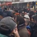 Napeto ispred Rektorata: Demonstranti nasrnuli na policiju, blokiran saobraćaj