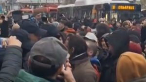 Napeto ispred Rektorata: Demonstranti nasrnuli na policiju, blokiran saobraćaj