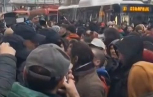 Napeto ispred Rektorata: Demonstranti nasrnuli na policiju, blokiran saobraćaj
