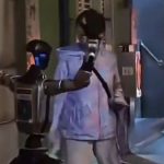 Robot poslao ženu u bolnicu, pa ga "uhapsili": Bizarni incident nasred ulice (VIDEO)