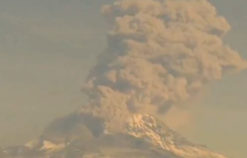 Silovita erupcija vulkana na Kamčatki: Pepeo leteo 11 km uvis, proglašena opasnost po vazdušni saobraćaj