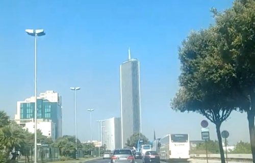 Luda scena u Splitu: Skočio sa padobranom sa najvišeg nebodera i sleteo na auto