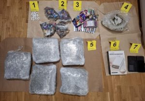 Uhapšen muškarac u Beogradu: Policija pretresom stana pronašla 5 kilograma marihuane i 80 grama kokaina